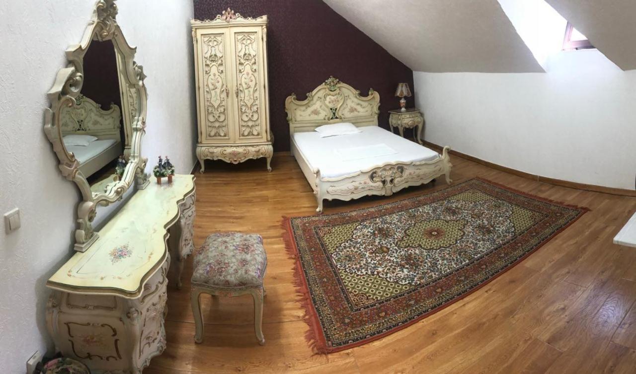 Rodem House Hostel Bisjkek Buitenkant foto